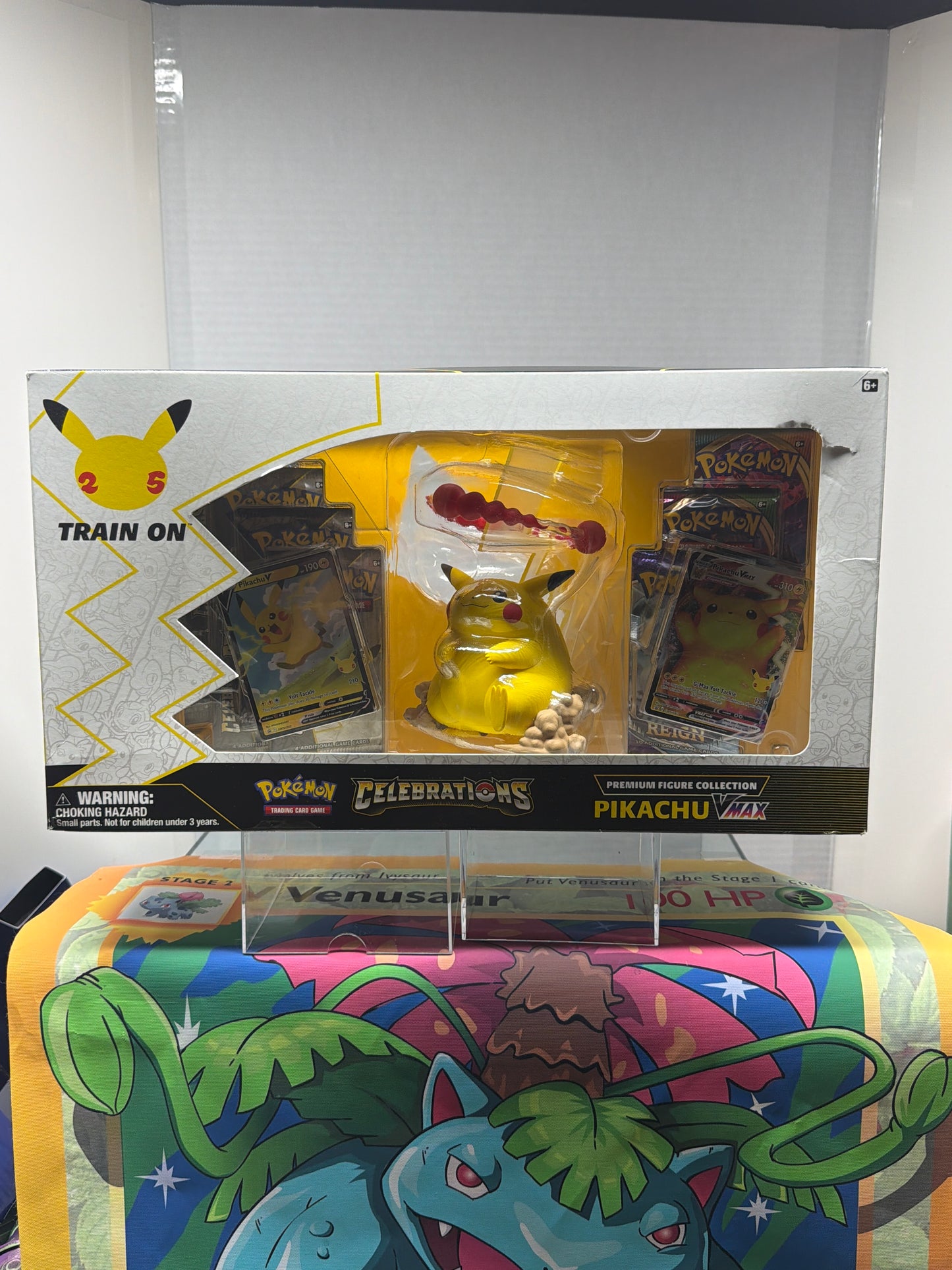 Pokémon celebrations Pikachu Vmax premium figure collection